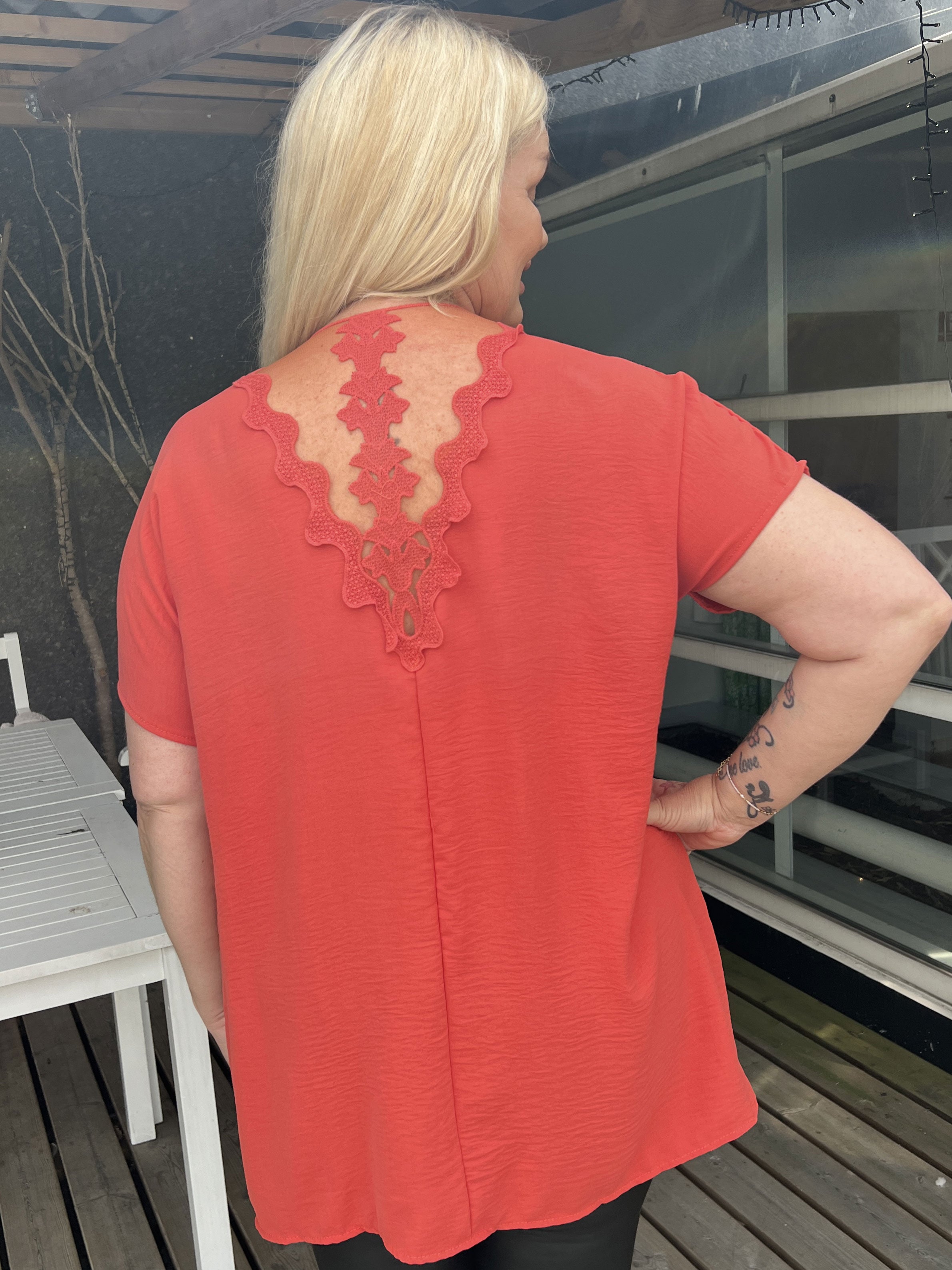 Katrine - Sød plus size tunika med blonde i ryggen